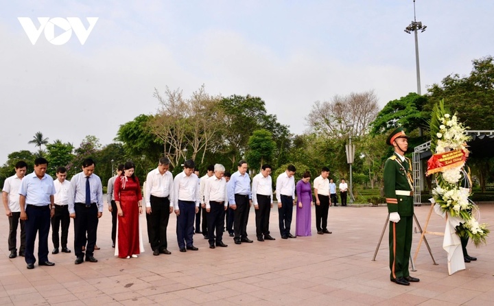 Chủ tịch Quốc hội Trần Thanh Mẫn và Đoàn công tác đã dâng hương tưởng niệm các anh hùng liệt sĩ hy sinh tại Thành cổ Quảng Trị.