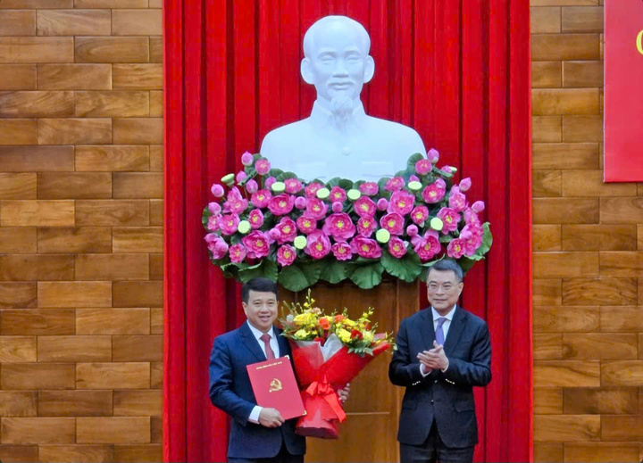 Ông Lê Minh Hưng, Ủy viên Bộ Chính trị, Trưởng Ban Tổ chức Trung ương, trao quyết định cho ông Y Thanh Hà Niê Kđăm.