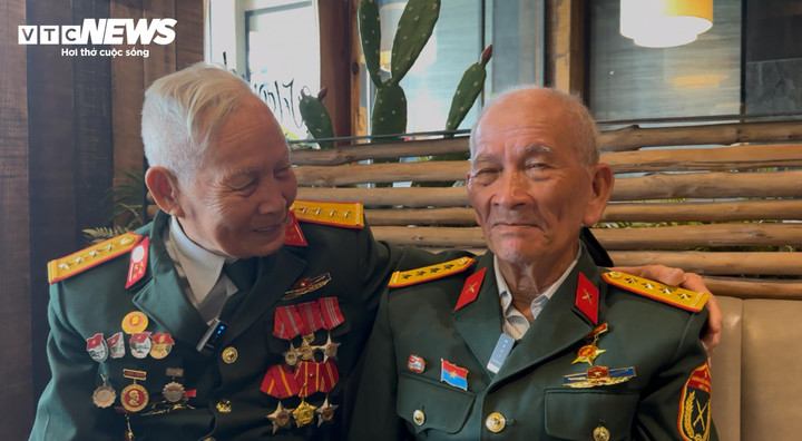 Ông Trần Văn Thanh (phải) trò chuyện cùng cựu chiến binh trong ngày gặp mặt giữa TP.HCM.