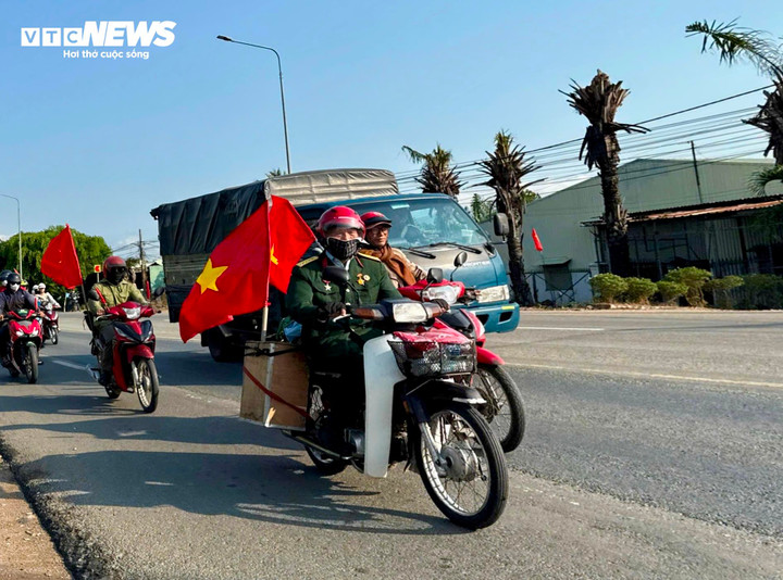 Ông Trần Văn Thanh vượt 1.300 km từ TP Vinh vào TP.HCM xem diễu binh mừng 50 năm ngày Giải phóng miền Nam, thống nhất đất nước.