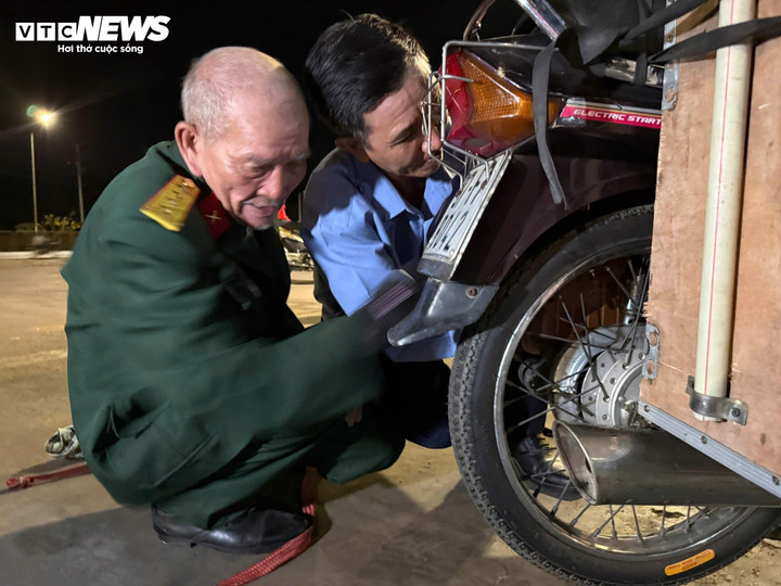 Người dân hỗ trợ ông Thanh kiểm tra xe máy dọc đường đi.