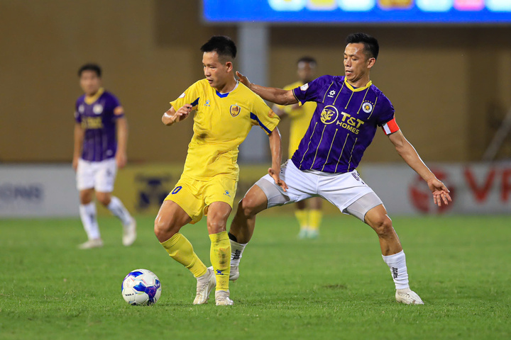 Ba điểm trước Quảng Nam giúp CLB Hà Nội duy trì cuộc đua vô địch V-League với Nam Định và Thể Công Viettel.