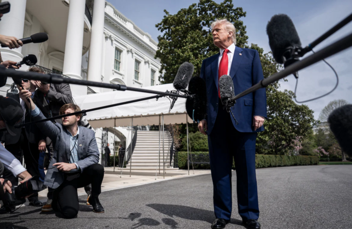 Tổng thống Trump trả lời phỏng vấn của phóng viên bên ngoài Nhà Trắng vào ngày 3/4, ngày ông công bố áp thuế đối ứng (Ảnh: The Washington Post)