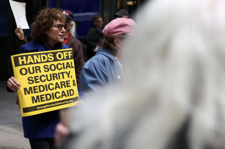 Người dân biểu tình phản đối chính sách cắt giảm ngân sách của Medicare và Social Security (Ảnh: The Washington Post)