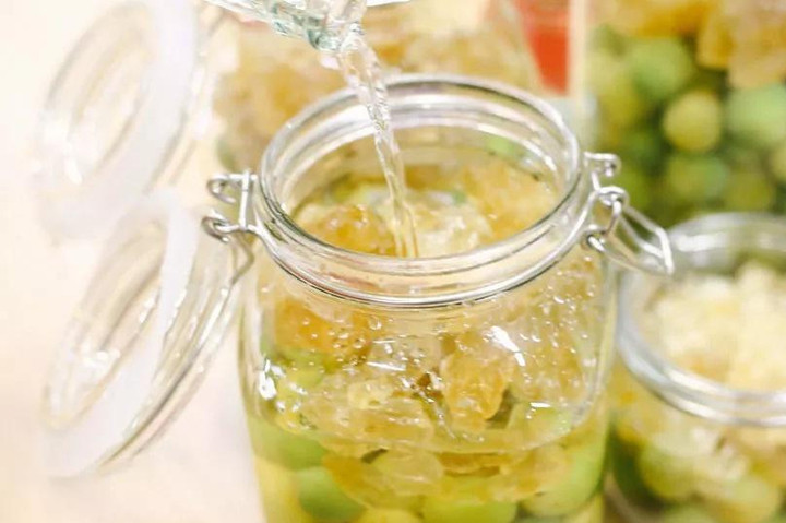 Rượu khoảng từ 50 độ sẽ giúp bảo quản mơ tốt hơn. (Ảnh: Zhuanlan)