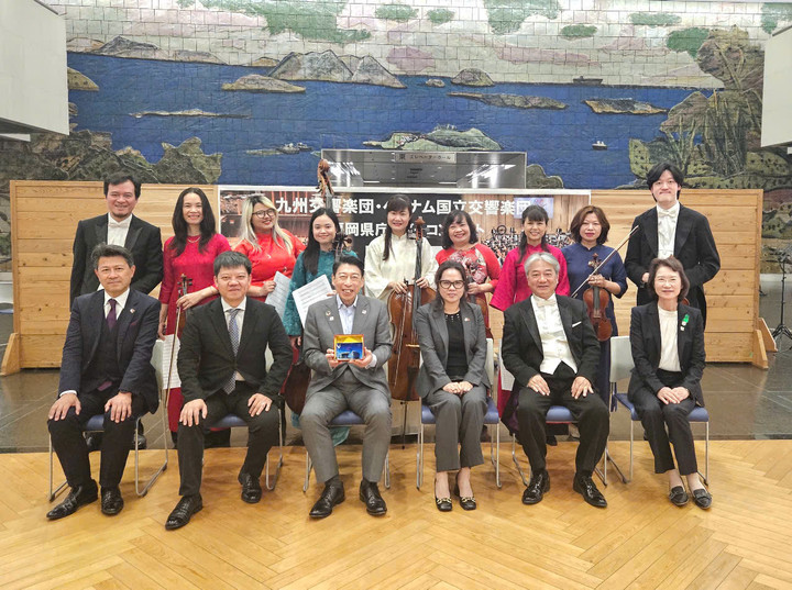 Thống đốc tỉnh Fukuoka Hattori Seitaro, Tổng Lãnh sự Vũ Chi Mai cùng các nghệ sĩ dàn nhạc giao hưởng hai nước Việt Nam - Nhật Bản