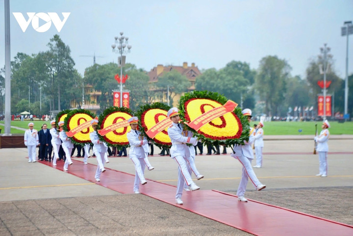 Đoàn đại biểu Lãnh đạo Đảng, Nhà nước đến đặt vòng hoa và vào Lăng viếng Chủ tịch Hồ Chí Minh