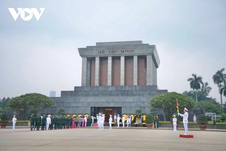 Các đại biểu vào Lăng viếng Chủ tịch Hồ Chí Minh nhân kỷ niệm 50 năm Ngày Giải phóng miền Nam, thống nhất đất nước (30/4/1975 – 30/4/2025).