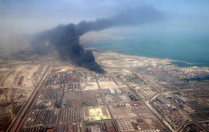 Khói bốc lên tại cảng Shahid Rajaee. (Ảnh: Getty)