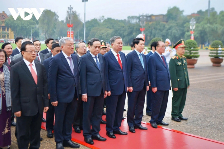 Tổng Bí thư Tô Lâm, Chủ tịch nước Lương Cường, Chủ tịch Quốc hội Trần Thanh Mẫn cùng các lãnh đạo, nguyên lãnh đạo Đảng, Nhà nước đến đặt vòng hoa và vào Lăng viếng Chủ tịch Hồ Chí Minh.