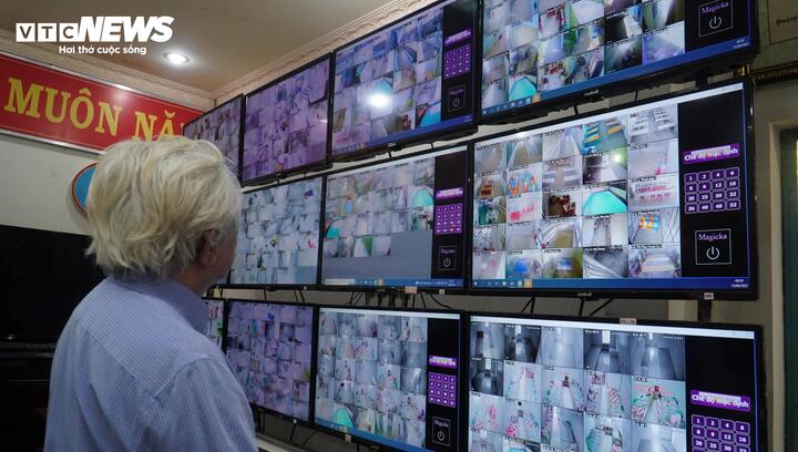 Bác sĩ Nguyễn Hữu Khánh Duy, 76 tuổi - cựu điệp viên A10 dõi theo từng cử động nhỏ của các học viên qua màn hình camera.