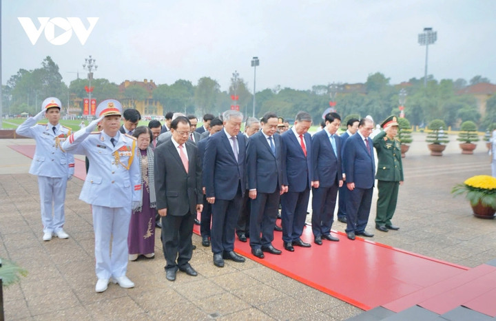 Đoàn đại biểu lãnh đạo, nguyên lãnh đạo Đảng, Nhà nước thành kính tưởng niệm Chủ tịch Hồ Chí Minh.