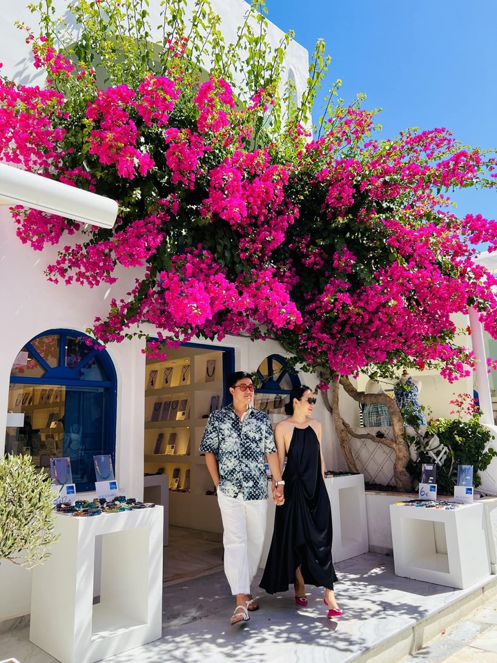 Cặp đôi chụp hình tại đảo Santorini, Hy Lạp.