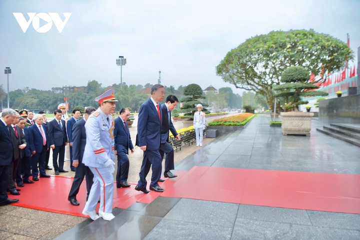 Đoàn đại biểu lãnh đạo, nguyên lãnh đạo Đảng, Nhà nước vào Lăng viếng Chủ tịch Hồ Chí Minh
