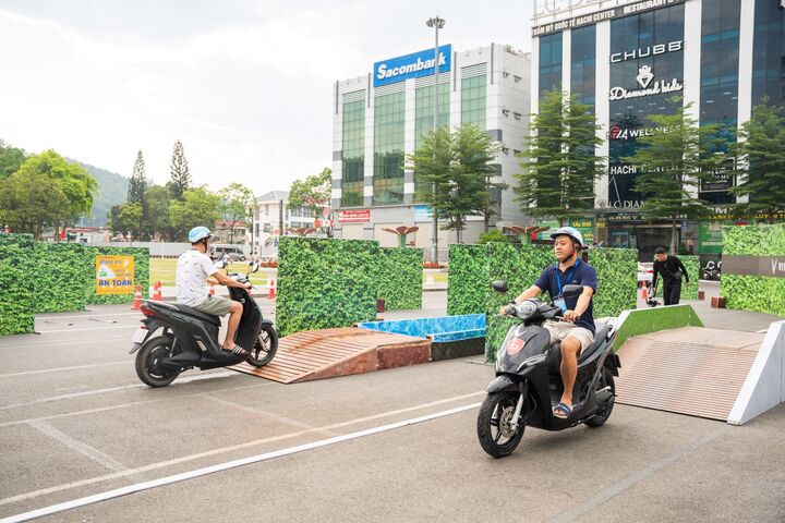 Khách hàng lái thử xe tại sự kiện được nhận ưu đãi hấp dẫn nếu mua xe trong vòng 30 ngày.