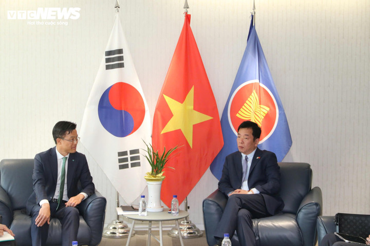 Ông Vũ Hồ – Đại sứ Việt Nam tại Hàn Quốc và Ông Seo Yoo-seok, Phó Tổng giám đốc Khối Kinh doanh Doanh nghiệp Ngân hàng Hana