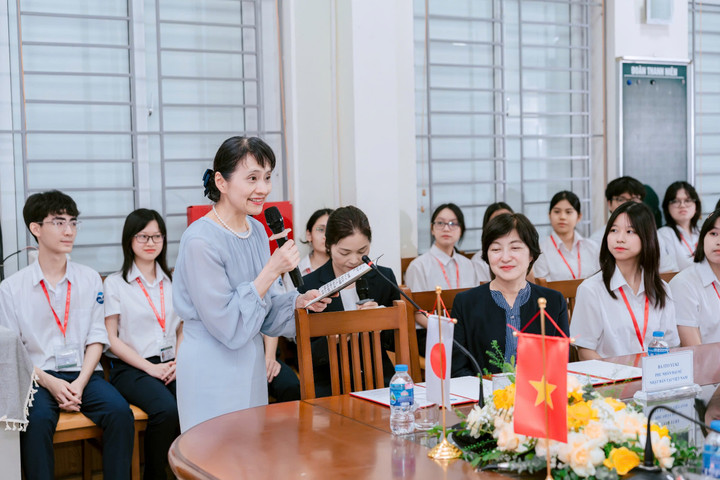 Phu nhân Thủ tướng Nhật Bản Ishiba Yoshiko cho biết đây, là lần đầu tiên bà đến thăm Việt Nam - đất nước tràn đầy năng lượng, nơi bà cảm nhận rõ vai trò tích cực của thế hệ trẻ. Trước chuyến đi, bà rất mong đợi được gặp gỡ các học sinh Việt Nam xuất sắc đang học tiếng Nhật - minh chứng sống động cho tình cảm mà người Việt Nam dành cho đất nước “Mặt trời mọc”.