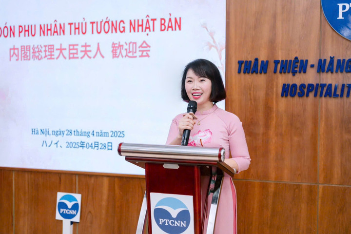 Bà Đỗ Thị Ngọc Chi, Phó hiệu trưởng trường THPT chuyên Ngoại ngữ cho hay, tại Việt Nam, tiếng Nhật được giảng dạy chính thức từ bậc trung học cơ sở từ năm 2003. Năm 2005, Đại học Ngoại ngữ đưa tiếng Nhật vào giảng dạy tại trường THPT chuyên Ngoại ngữ. Đến nay, ngôn ngữ này đã trở thành một trong những ngoại ngữ chính thức giảng dạy từ tiểu học đến trung học phổ thông. Đặc biệt, năm 2024, lần đầu tiên tiếng Nhật trở thành môn thi học sinh giỏi quốc gia và đội tuyển của trường THPT chuyên Ngoại ngữ đã đạt 100% giải, trong đó có 2 giải Nhất​.