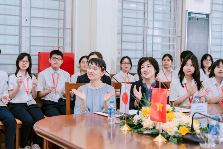 “Sự hiện diện của Phu nhân không chỉ là niềm vinh hạnh lớn lao với trường THPT chuyên Ngoại ngữ (Đại học Ngoại ngữ, Đại học Quốc gia Hà Nội) mà còn là minh chứng sống động cho tình hữu nghị bền chặt, gắn bó giữa hai đất nước Việt Nam – Nhật Bản. Nhà trường tin tưởng rằng chuyến thăm sẽ góp phần tăng cường hơn nữa sự hiểu biết, giao lưu văn hóa và hợp tác giáo dục giữa hai quốc gia, đặc biệt là trong lĩnh vực đào tạo ngoại ngữ", bà Chi chia sẻ.