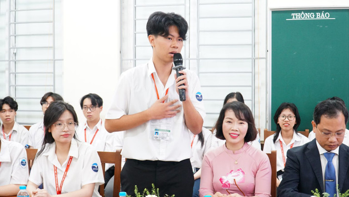 Thay mặt cho các học sinh, em Nguyễn Vũ Nhật Minh (12D) gửi lời tri ân bà Ishiba Yoshiko và chia sẻ cảm nghĩ về buổi giao lưu.