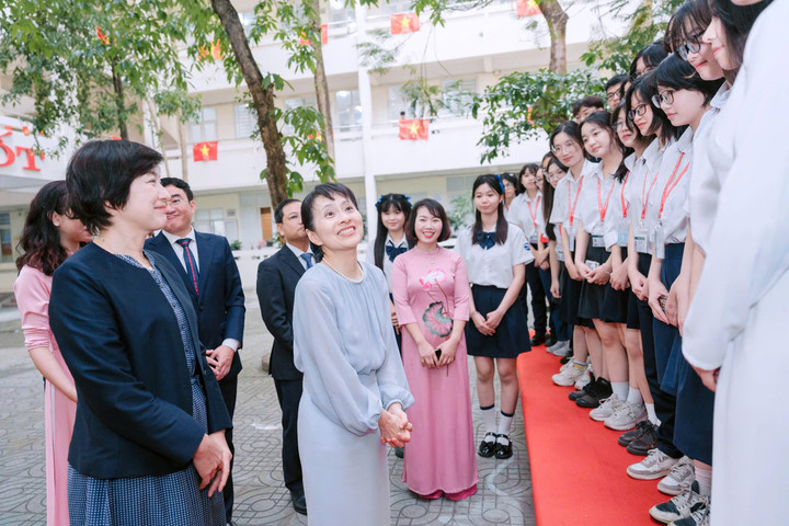 Phu nhân Thủ tướng Nhật Bản cho hay: "Qua lời dẫn chương trình hay bài phát biểu của các bạn học sinh, tôi có thể thấy năng lực ngoại ngữ của các bạn trẻ rất tốt. Vì vậy, mai này khi các bạn có cơ hội được học tập hay làm việc tại Nhật Bản hãy đừng ngần ngại giao tiếp, học hỏi khi gặp khó khăn hay trở ngại".