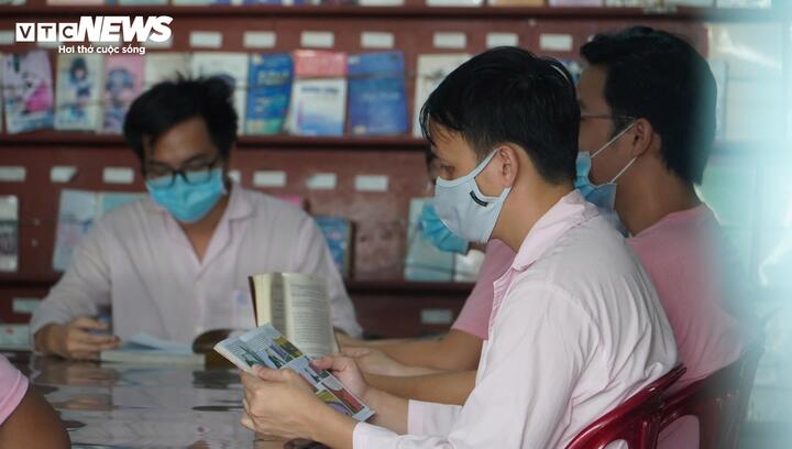 Các bệnh nhân được đọc sách để giải trí.