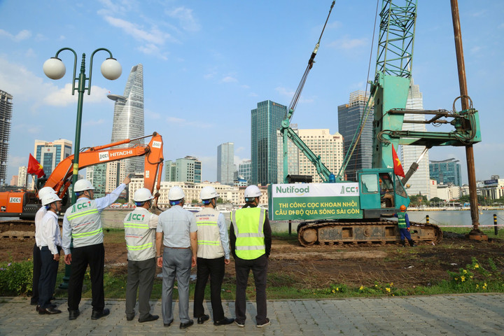 Lãnh đạo hai bên trao đổi cụ thể về các yếu tố kỹ thuật và trực tiếp chỉ đạo thực hiện trong quá trình thi công.