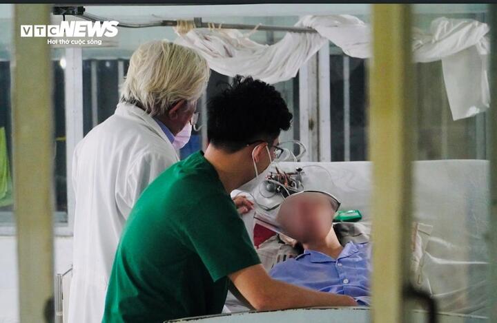 Bác sĩ Duy đang cấp cứu cho bệnh nhân.