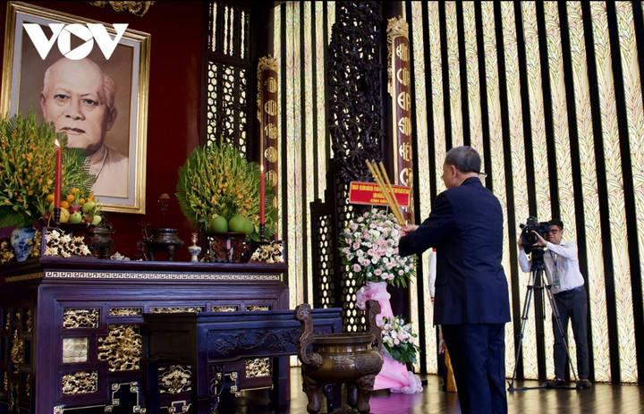 Tổng Bí thư Tô Lâm dâng hương tưởng niệm Chủ tịch Tôn Đức Thắng.