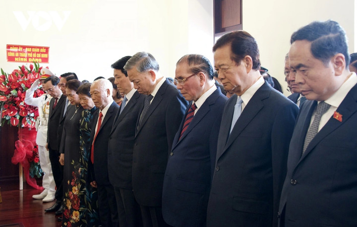 Tổng Bí thư dâng hương tưởng nhớ Chủ tịch Hồ Chí Minh và Chủ tịch Tôn Đức Thắng - 4