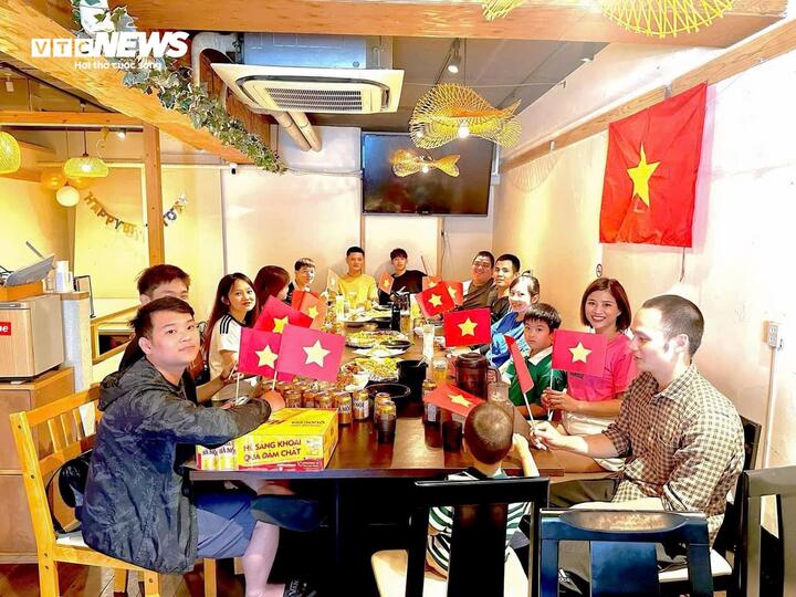 Nhà hàng 'Góc Việt' tại trung tâm thành phố Fukuoka được phủ màu đỏ của những lá cờ tổ quốc.