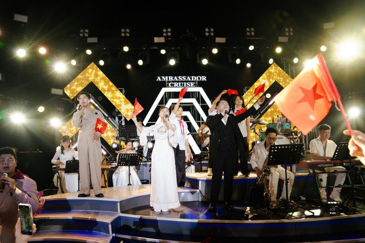 Chương trình âm nhạc mang tên Lời Của Mẹ trên du thuyền Ambassador.