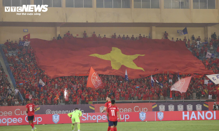 Quốc kỳ cỡ lớn xuất hiện trên khán đài sân Hàng Đẫy. (Ảnh: Kim Chi)
