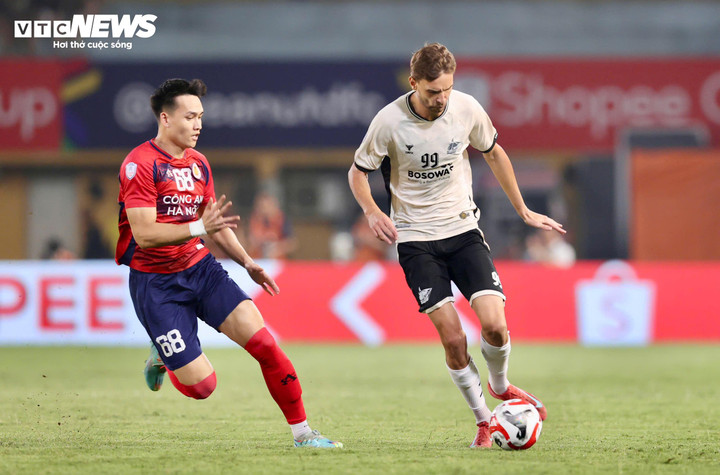 CLB Công an Hà Nội chiếm ưu thế. (Ảnh: Kim Chi)