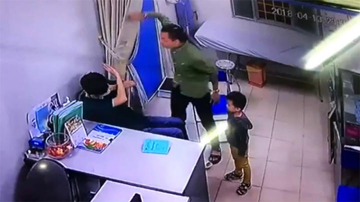 Bác sỹ Bệnh viện Saint Paul (Hà Nội) bị người nhà bệnh nhi đánh khi đang trao đổi về cách xử lý vết thương.