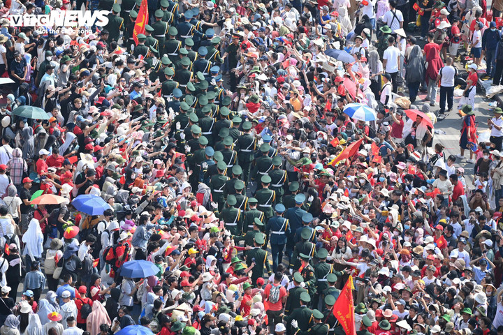 Đoàn diễu binh đi trong vòng tay người dân trong ngày 30/4 lịch sử. (Ảnh: Lương Ý)