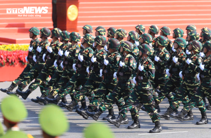 Khối Quân đội nhân dân Lào tiến vào lễ đài. (Ảnh: Lương Ý)