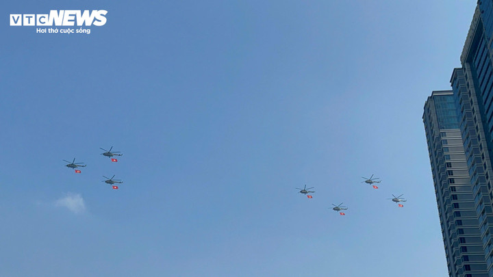 10 trực thăng bay theo đội hình 3-4-3 vào vùng trời TP.HCM. (Ảnh: Lương Ý)