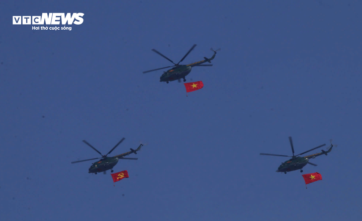 Dàn máy bay trực thăng trên bầu trời TP.HCM. (Ảnh: Lương Ý)