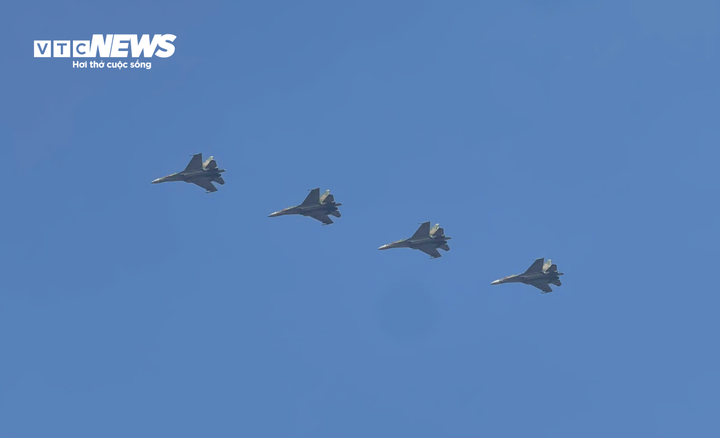 Dàn tiêm kích phô diễn sức mạnh. (Ảnh: Lương Ý)