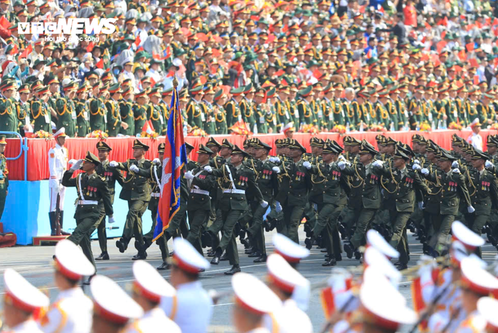 Quân đội Hoàng gia Campuchia tiến qua lễ đài. (Ảnh: Lương Ý)