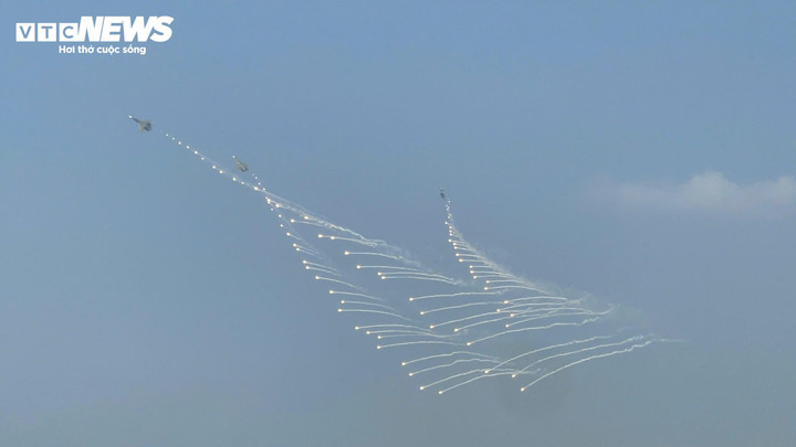 Tiêm kích Su-30MK2 thả bẫy nhiệt. (Ảnh: Lương Ý)