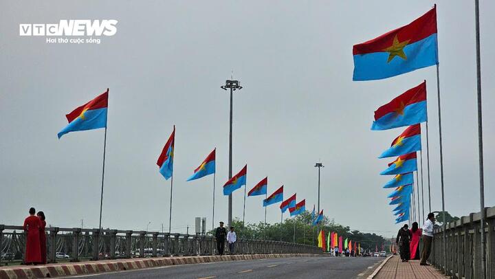 Cầu Hiền Lương rợp bóng cờ hoa trong ngày 30/4 lịch sử. (Ảnh: NL)