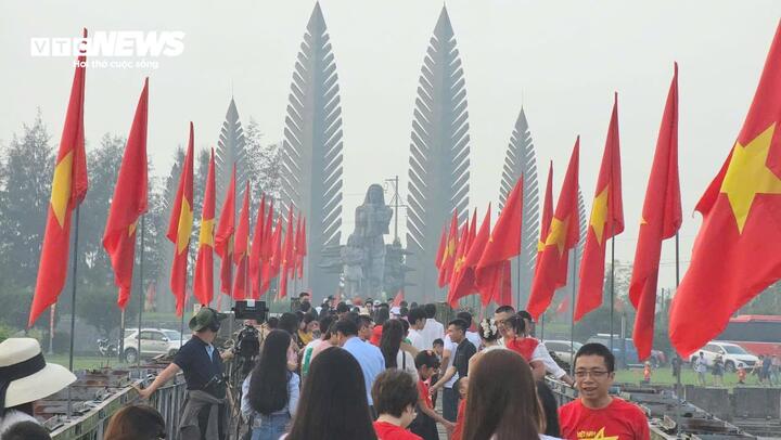 Hàng nghìn người đến tham quan Di tích quốc gia đặc biệt đôi bờ Hiền Lương - Bến Hải và tham dự lễ thượng cờ