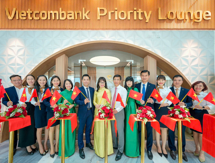 Đại biểu và khách mời chúc mừng lễ khai trương phòng chờ Vietcombank Priority tại Nhà ga T3, Sân bay quốc tế Tân Sơn Nhất, TP.HCM sáng 30/4.