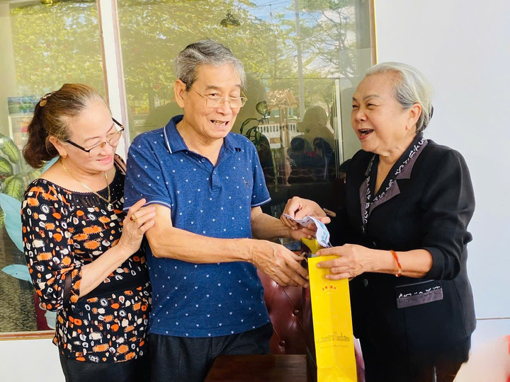 Bà Hoàng Thị Khánh thăm, tặng quà gia đình cựu tù Côn Đảo đang sinh sống tại TP.HCM. (Ảnh: NVCC)