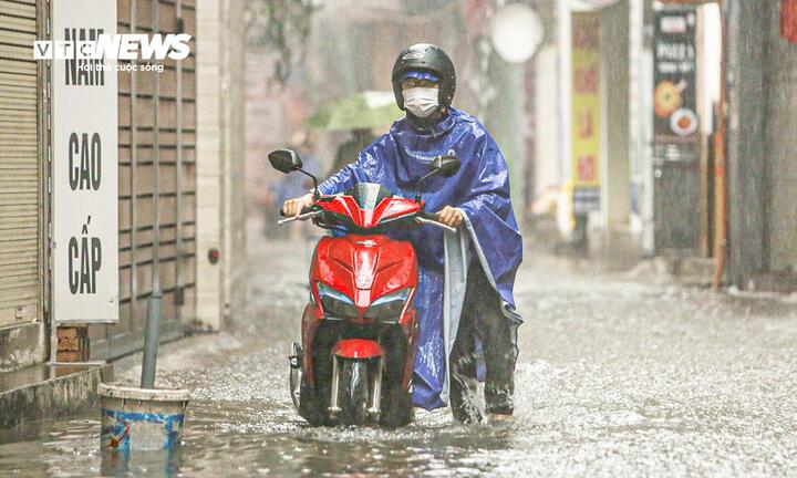 Hôm nay miền Bắc mưa to cục bộ, Thủ đô Hà Nội nguy cơ ngập úng loạt tuyến phố. (Ảnh minh hoạ: Đắc Huy)