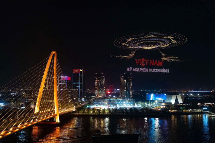 Màn trình diễn drone tối 28/4. (Ảnh: Quỳnh Trâm)