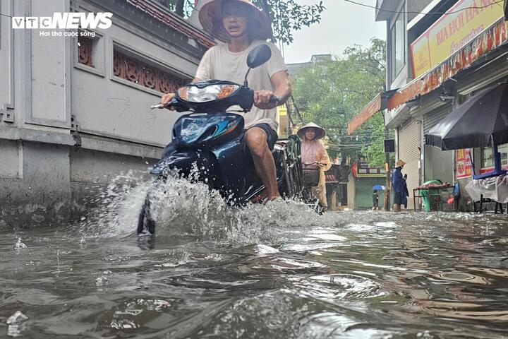 Khoảng 6h, các tuyến đường như Nguyễn Xiển, phố Vọng, Đồng Me, Phan Bội Châu, Láng, Duy Tân... ngập nặng, nước dâng cao từ 20 đến 40cm, khiến nhiều xe máy, ô tô bị chết máy giữa đường.