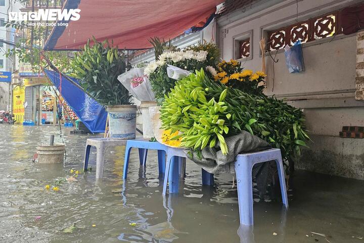 Theo chia sẻ của một tiểu thương tại chợ Đồng Me, đoạn đường này vốn khá trũng, cứ mưa lớn là lại ngập sâu. 